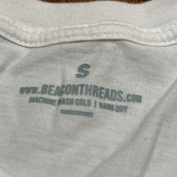Beacon Threads Love Never Gives Up t-shirt - Picture 2 of 6